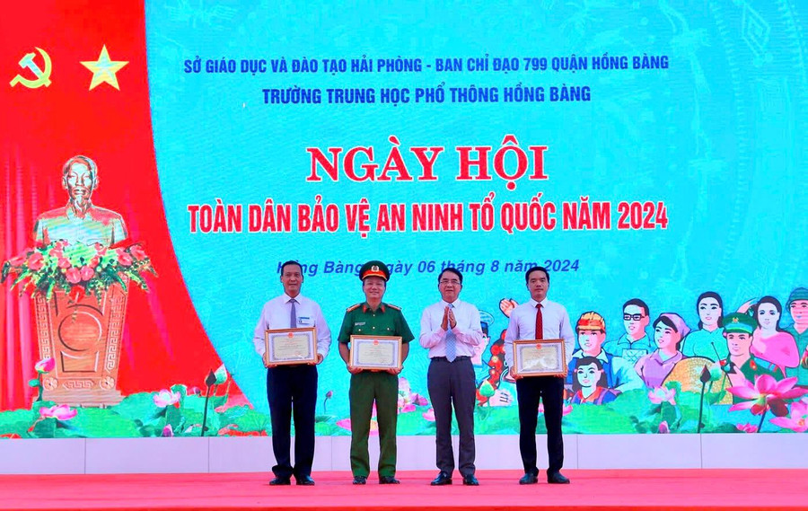 Lãnh đạo thành phố tặng khen những tấm gương tiêu biểu trong Ngày hội toàn dân bảo vệ an ninh tổ quốc.