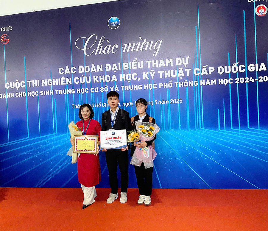 Em Nguyễn Anh Thơ và Chu Đức Thịnh cùng giáo viên hướng dẫn.