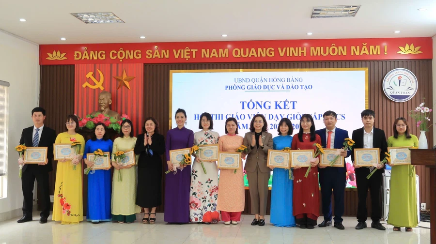 Lãnh đạo quận trao chứng nhận và tặng hoa cho giáo viên.