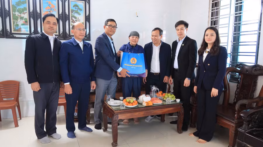 Lãnh đạo ngành Giáo dục Hải Phòng tặng quà cho cô giáo Nguyễn Thu Hà, Trường THCS Thanh Sơn (huyện Kiến Thuỵ).