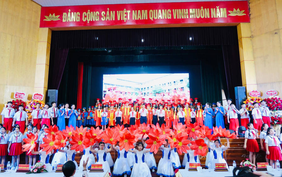 Lễ biểu dương giáo viên, học sinh giỏi của Trường THCS Trần Phú, quận Lê Chân, TP Hải Phòng.