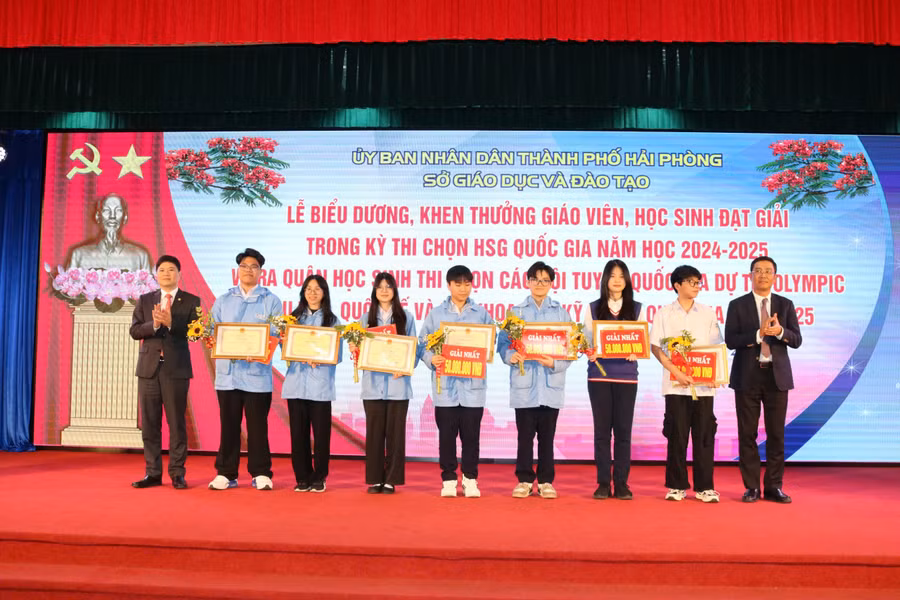 Lãnh đạo thành phố khen thưởng học sinh đạt giải Nhất.