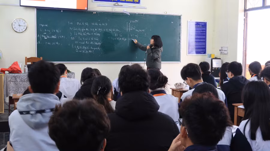 Giờ học môn Vật lý lớp 12A2, Trường THPT Mạc Đĩnh Chi (quận Dương Kinh, TP Hải Phòng).