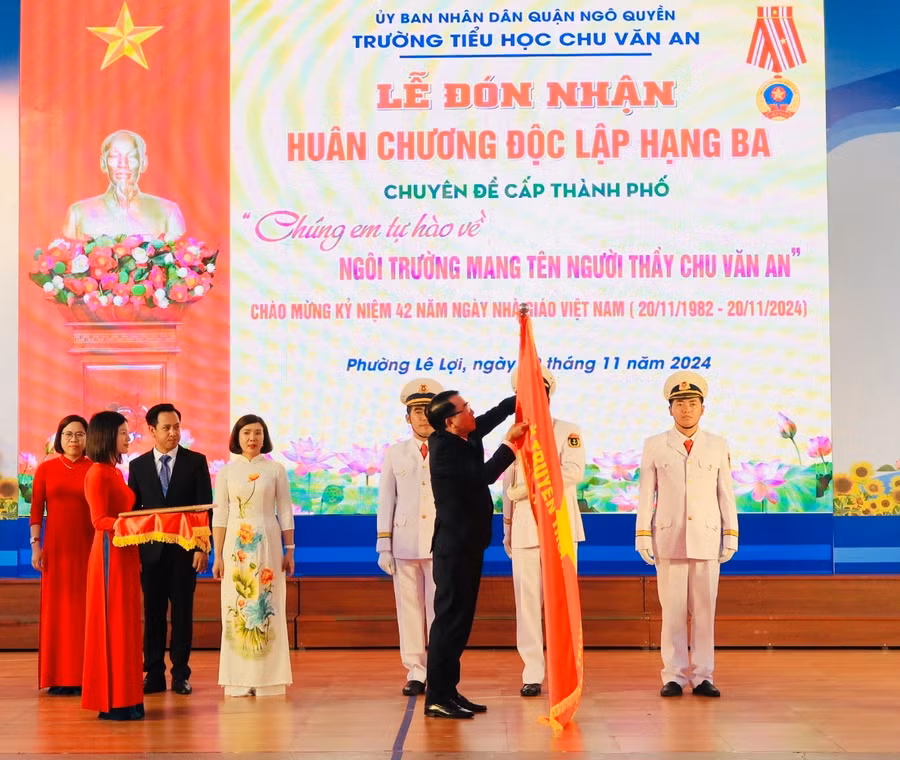 Trường Tiểu học Chu Văn An long trọng Tổ chức Lễ đón nhận Huân chương Độc lập hạng Ba.