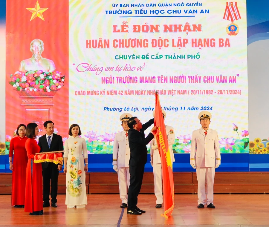 Trường Tiểu học Chu Văn An long trọng Tổ chức Lễ đón nhận Huân chương Độc lập hạng Ba.