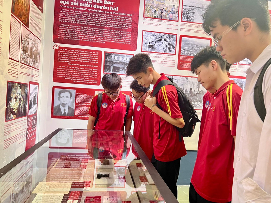 Học sinh, sinh viên thành phố thăm quan tại các gian trưng bày. trung-bay2.jpg