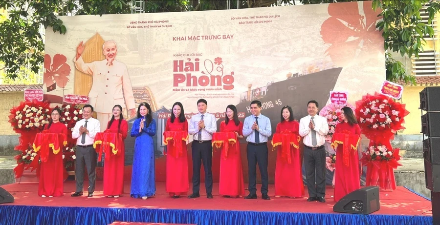 Lãnh đạo TP Hải Phòng cắt băng khai mạc sự kiện.