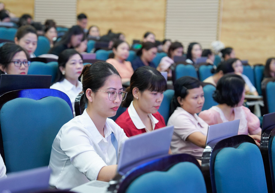 Gần 400 giáo viên dự tập huấn. 14-8-tap-huan.jpg