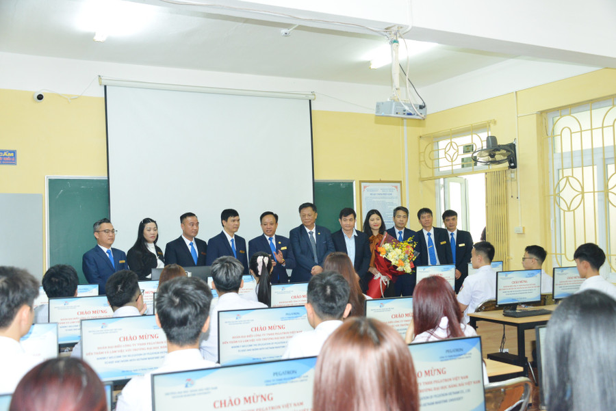 Lãnh đạo Công ty TNHH Pegatron Việt Nam trao tặng phòng máy tính cho Trường Đại học Hàng hải Việt Nam.