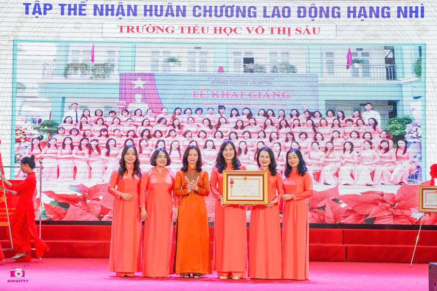 Trường Tiểu học Võ Thị Sáu hân hoan đón nhận Huân chương Lao động hạng Nhì.