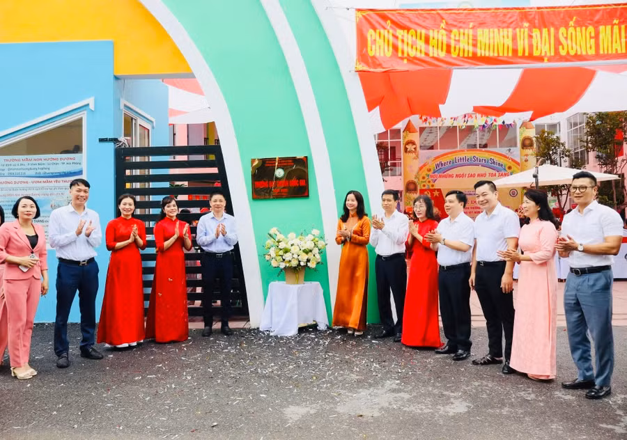 Lễ gắn biển Trường đạt chuẩn Quốc gia tại Trường Mầm non Hướng Dương.