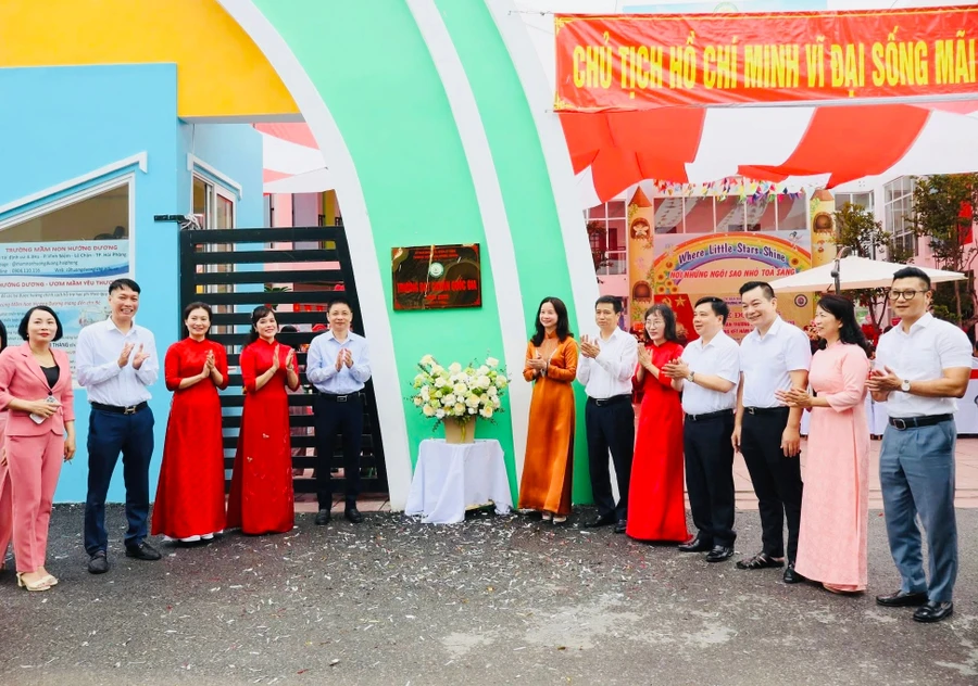 Lễ gắn biển Trường đạt chuẩn Quốc gia tại Trường Mầm non Hướng Dương.