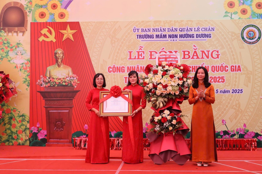 Bí thư Quận uỷ Lê Chân trao Bằng công nhận trường đạt chuẩn Quốc gia cho Trường Mầm non Hướng Dương. img-8984.jpg
