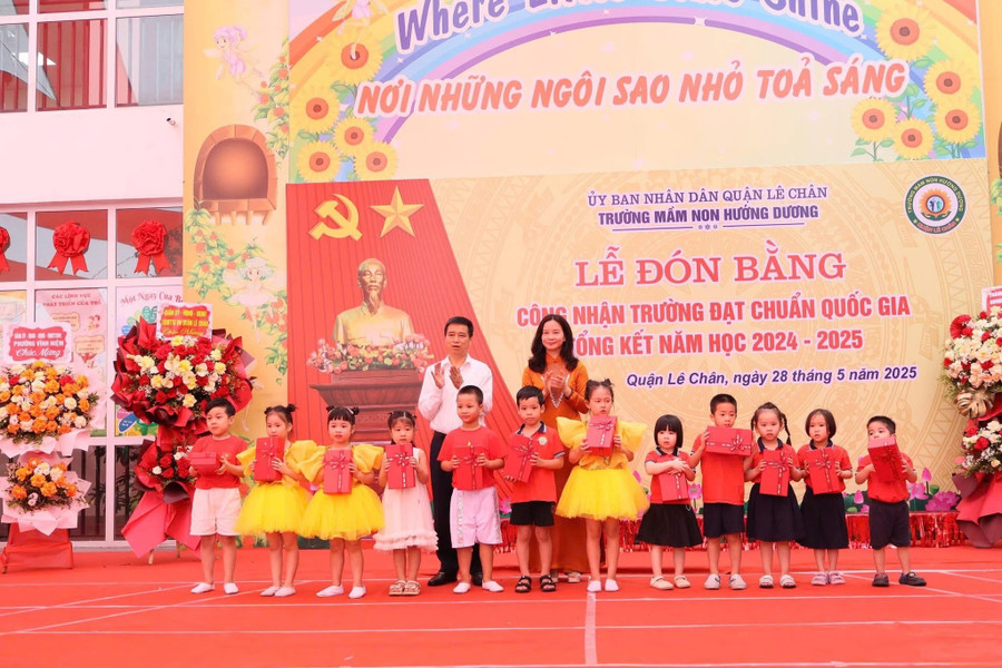 Lãnh đạo quận Lê Chân tặng quà cho các bé dịp Tổng kết năm học. img-8985.jpg