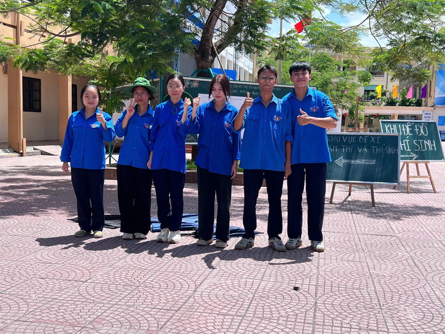 Lực lượng thanh niên tình nguyện có mặt tại điểm thi Trường THPT Trần Nguyên Hãn. thi-thpt-2025-a1.jpg