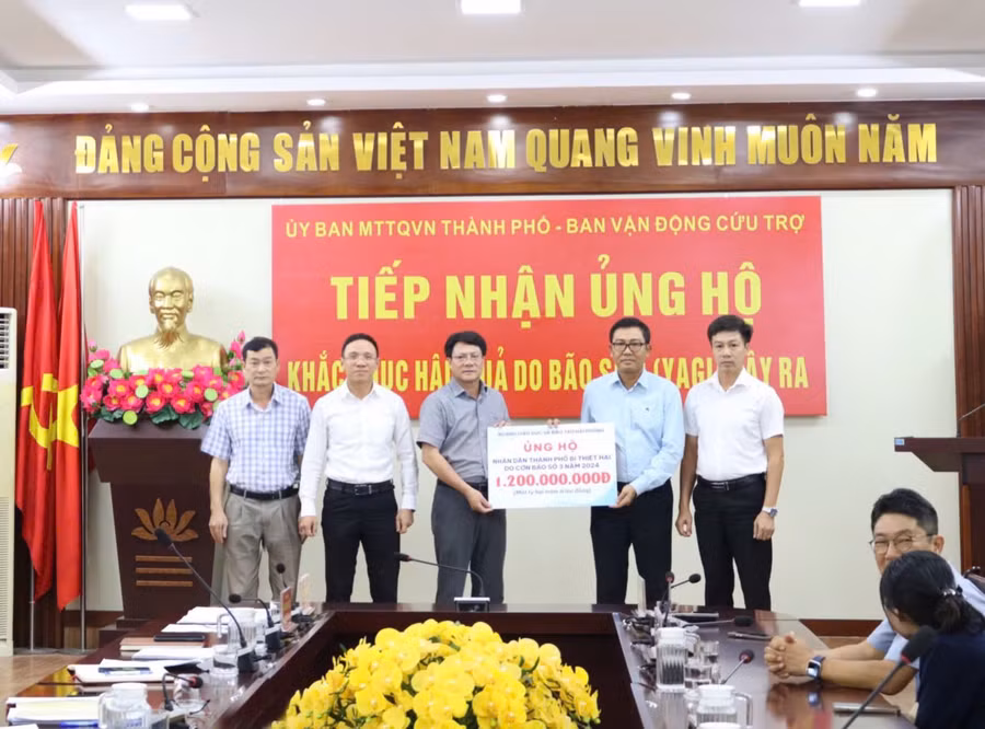 Lãnh đạo Sở GD&ĐT trao kinh phí cho Uỷ ban MTTQ Việt Nam thành phố Hải Phòng.