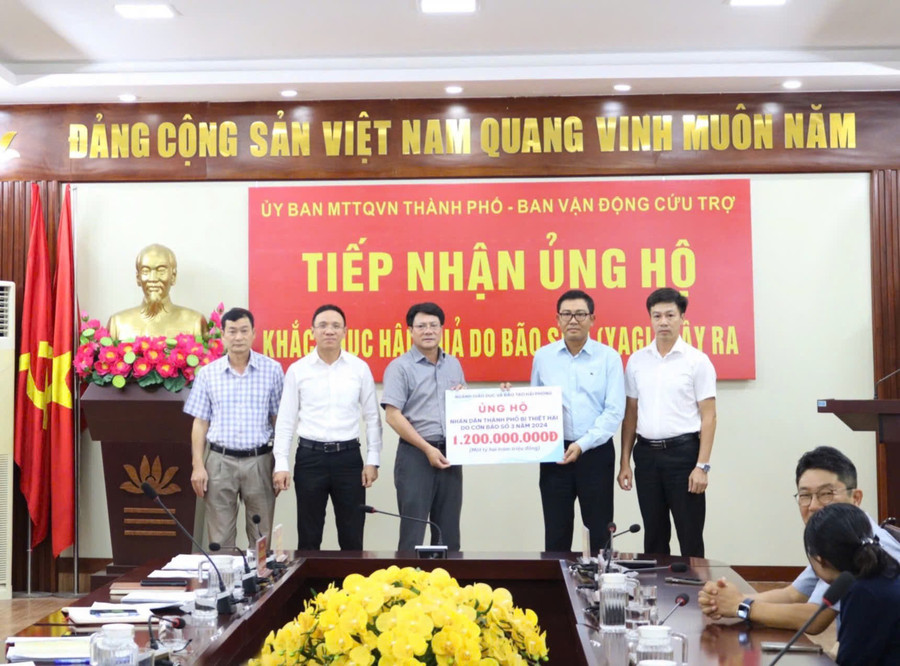 Lãnh đạo Sở GD&ĐT trao kinh phí cho Uỷ ban MTTQ Việt Nam thành phố Hải Phòng.