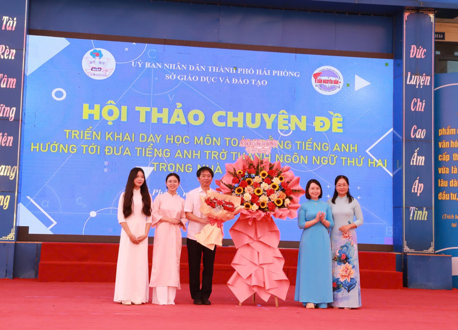 Lãnh đạo Sở GD&ĐT Hải Phòng tặng hoa nhà trường và giáo viên thực hiện chuyên đề.