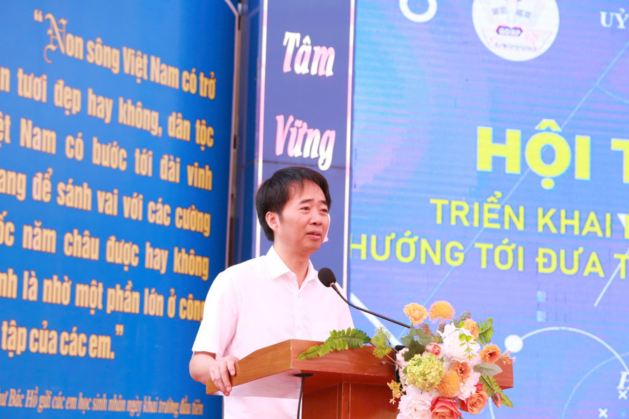 Ông Đỗ Duy Hưng cho rằng, đưa tiếng Anh trở thành ngôn ngữ thứ 2 trong trường học là mục tiêu quan trọng. 10-10-chuyen-de1.jpg