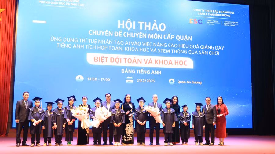 Lãnh đạo Sở GD&ĐT, UBND quận An Dương cùng các em học sinh tham dự chuyên đề.