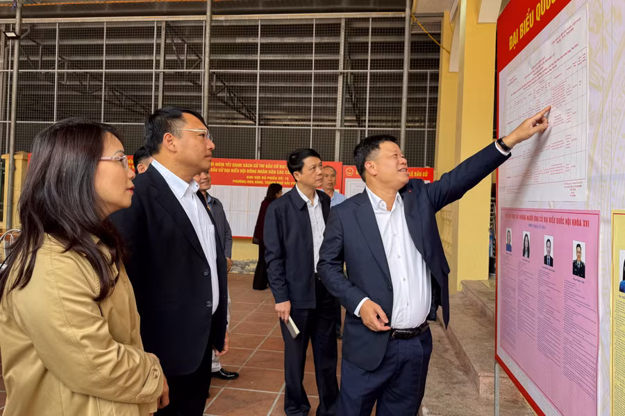 Phó Chủ tịch UBND thành phố Lê Trung Kiên kiểm tra công tác chuẩn bị bầu cử tại các địa phương.