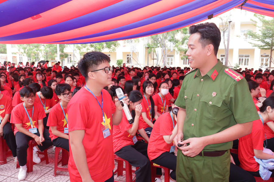 Nhiều câu hỏi, băn khoăn của học sinh được các chiến sĩ công an giải đáp kịp thời. 13-10-tuyen-truyen2.jpg