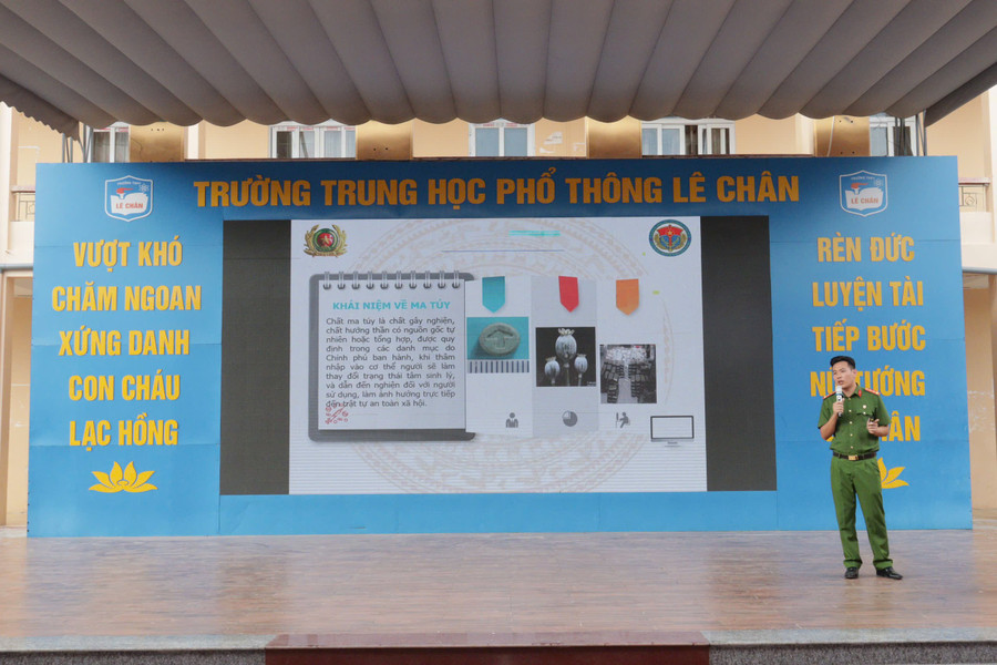 Đại uý Đỗ Quốc Đông, công an thành phố giới thiệu tổng quan về tình hình ma tuý. 13-10-tuyen-truyen3.jpg