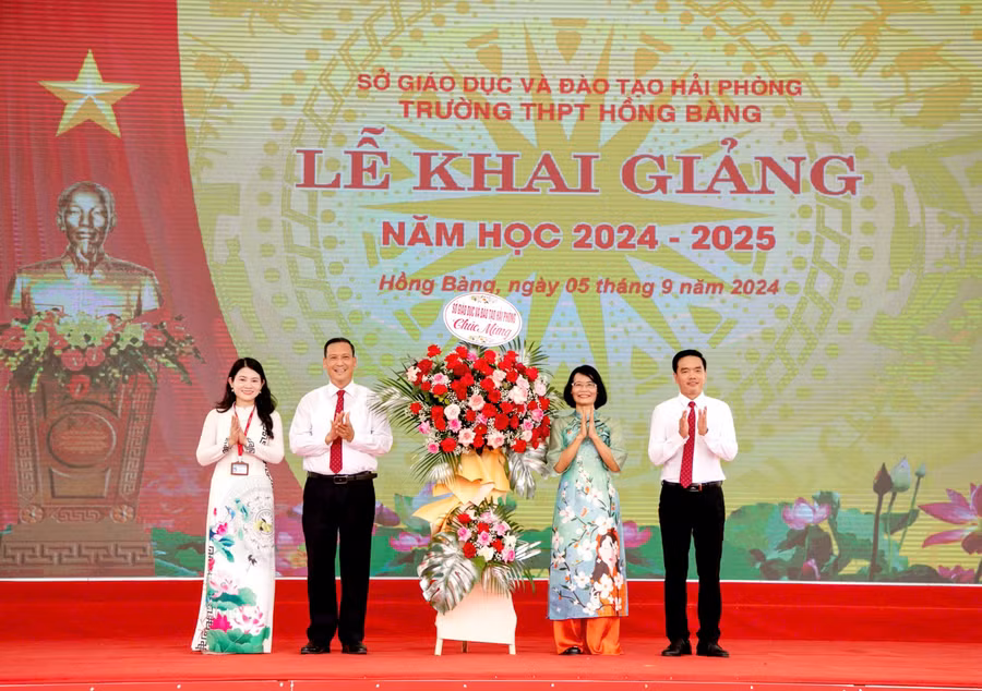 Trường THPT Hồng Bàng tưng bừng khai giảng năm học mới.