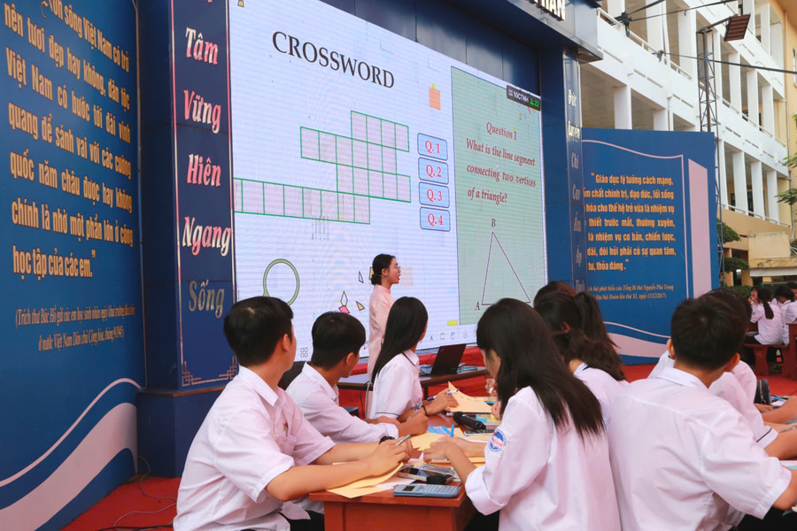 Vi må utdanne et godt team for å realisere målet om å gjøre engelsk til andrespråk i skolene. 10-10-chuyen-de3.jpg