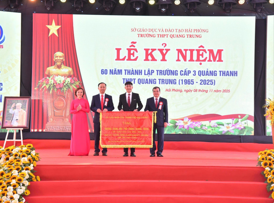 Nhân dịp kỷ niệm 60 năm, Trường THPT Quang Trung vinh dự nhận Bức trướng của UBND thành phố Hải Phòng