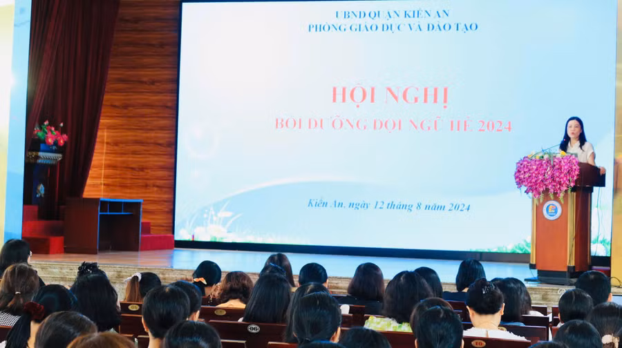 Phòng GD&ĐT quận Kiến An bồi dưỡng giáo viên chuẩn bị năm học mới.