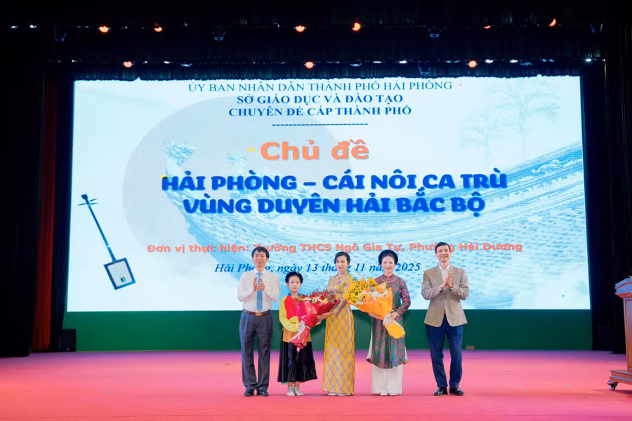 Đại biểu Sở Văn hoá, Thể thao và Du Lịch Hải Phòng, Sở GD&ĐT Hải Phòng tặng hoa cô trò thực hiện chuyên đề.