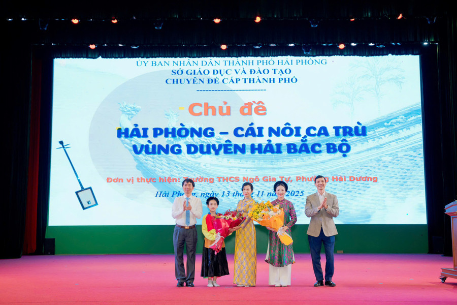 Đại biểu Sở Văn hoá, Thể thao và Du Lịch Hải Phòng, Sở GD&ĐT Hải Phòng tặng hoa cô trò thực hiện chuyên đề.