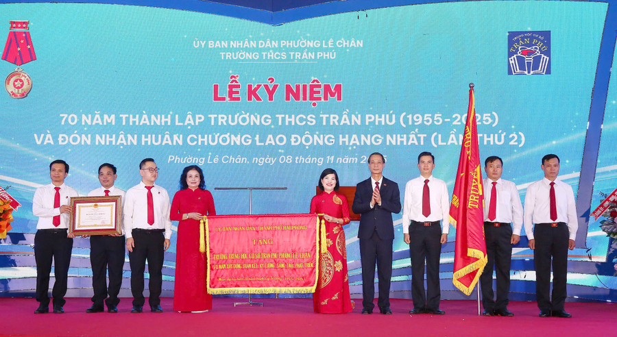 Trường THCS Trần Phú vinh dự đón Huân chương lao động hạng Nhất (lần thứ 2).