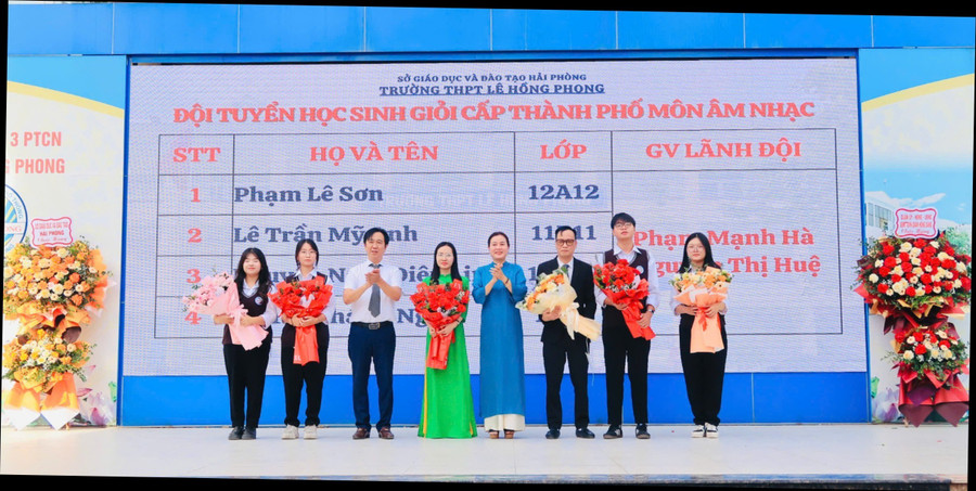 Đội tuyển thi HSG môn Âm nhạc của Trường THPT Lê Hồng Phong, quận Hồng Bàng, TP Hải Phòng.