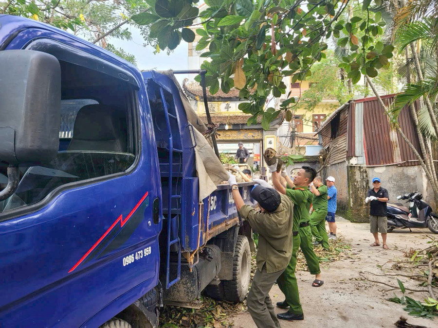 Cán bộ, nhân dân cùng khắc phục hậu quả sau bão tại Di tích kiến trúc nghệ thuật quốc gia- Đình Hàng Kênh.