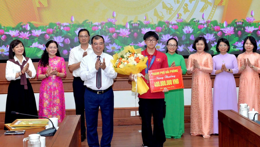 Học sinh đạt Huy chương Bạc Olympic Sinh học quốc tế IBO 2025 được TP Hải Phòng khen thưởng.