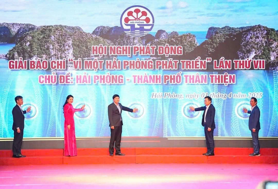 Lãnh đạo thành phố nhấn nút phát động Giải báo chí "Vì một Hải Phòng phát triển".