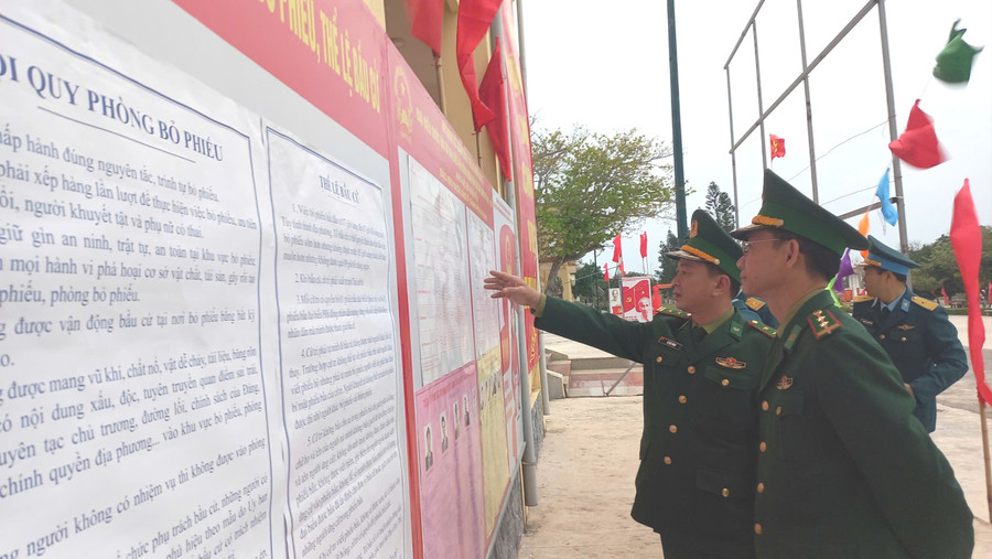 Cử tri tại đảo Bạch Long Vĩ đến điểm bỏ phiếu rất sớm. 