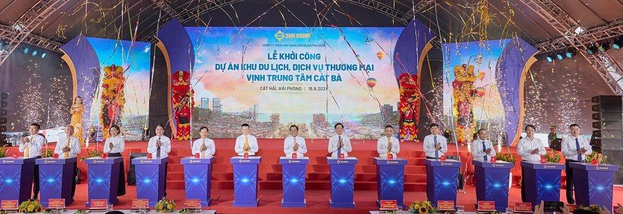 Các đại biểu nhấn nút khởi công Dự án.