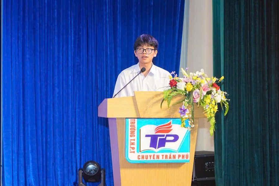 Em Nguyễn Hữu Thành trong lễ ra quân các đội tuyển chọn học sinh giỏi quốc gia dự thi quốc tế.