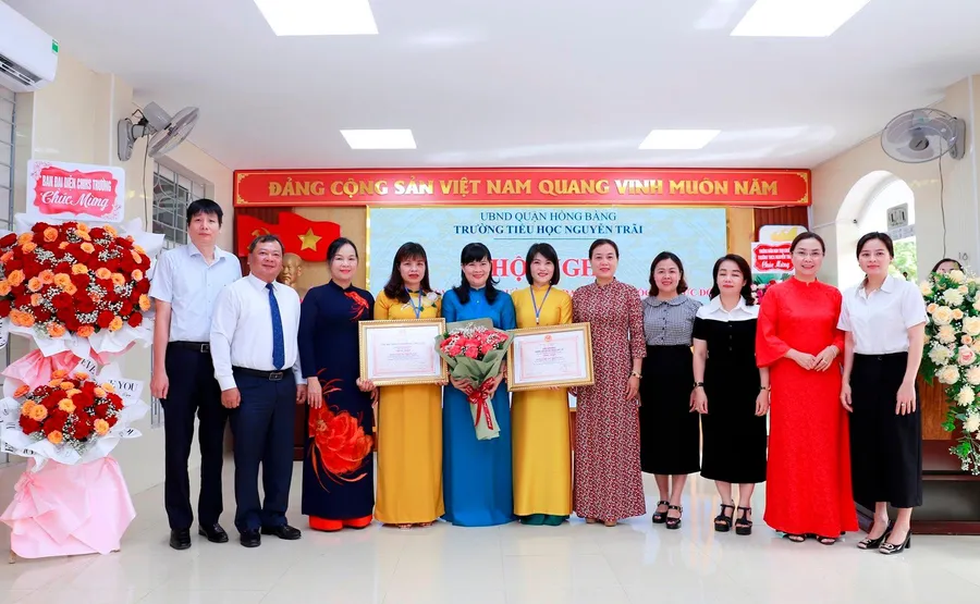 Lãnh đạo quận Hồng Bàng trao tặng quyết định công nhận đạt chuẩn quốc gia mức độ 2 cho Trường Tiểu học Nguyễn Trãi.