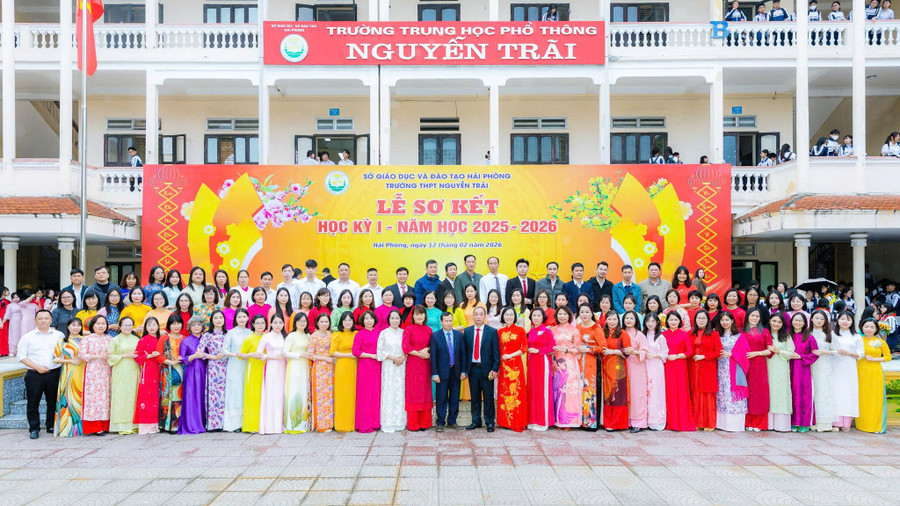 Tập thể cán bộ, giáo viên, nhân viên Trường THPT Nguyễn Trãi.