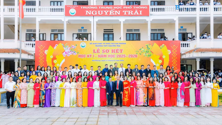 Tập thể cán bộ, giáo viên, nhân viên Trường THPT Nguyễn Trãi.