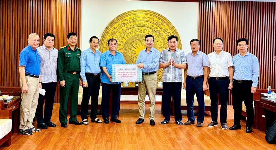 Ông Nguyễn Minh Hùng, Phó Chủ tịch UBND TP Hải Phòng trao tiền mặt hỗ trợ tỉnh Đắk Lắk.