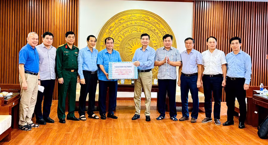 Ông Nguyễn Minh Hùng, Phó Chủ tịch UBND TP Hải Phòng trao tiền mặt hỗ trợ tỉnh Đắk Lắk.