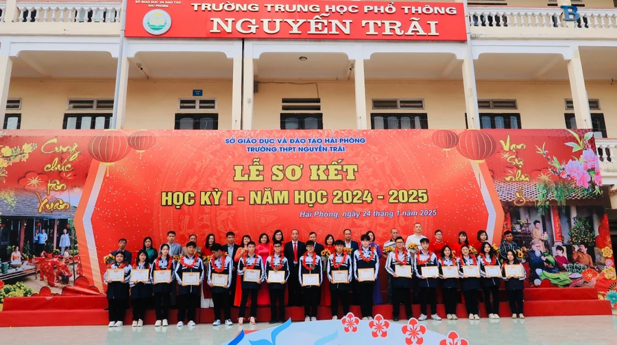 16 học sinh đạt giải Nhất kì thi học sinh giỏi cấp thành phố bảng B, năm học 2024-2025.