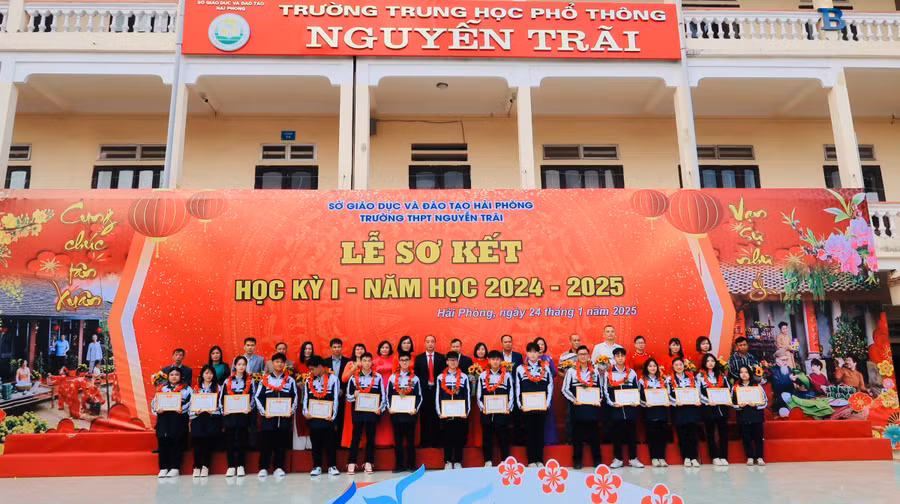 16 học sinh đạt giải Nhất kì thi học sinh giỏi cấp thành phố bảng B, năm học 2024-2025.