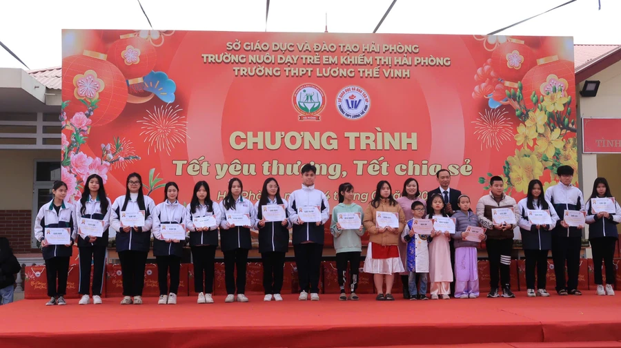 Những phần thưởng ý nghĩa cho hoạt động trải nghiệm đón Tết cho học sinh 2 nhà trường.