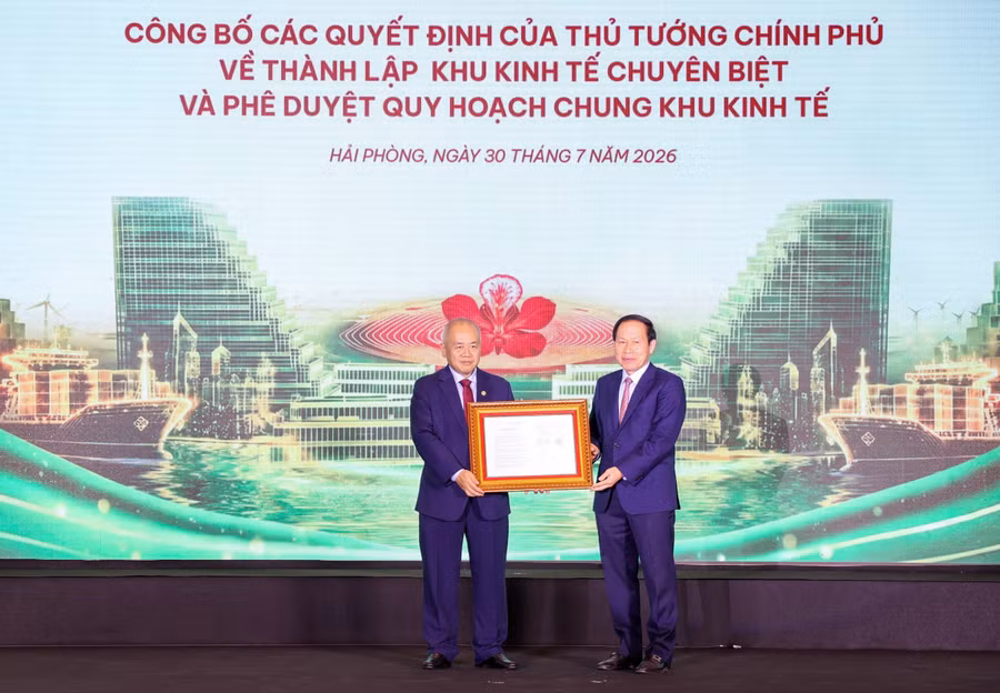 Phó Thủ tướng Lê Tiến Châu trao các quyết định của Thủ tướng về thành lập Khu kinh tế chuyên biệt Hải Phòng và phê duyệt Quy hoạch chung Khu kinh tế ven biển phía Nam Hải Phòng. (Ảnh: Báo và Đài phát thanh Truyền hình Hải Phòng)